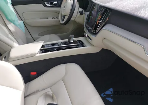 2025 Volvo Xc60 Plug-In Hybrid Plus, T8 Awd Electric/Gasoline, Dark z USA, uszkodzony, nr VIN YV4H60RC8S1029514